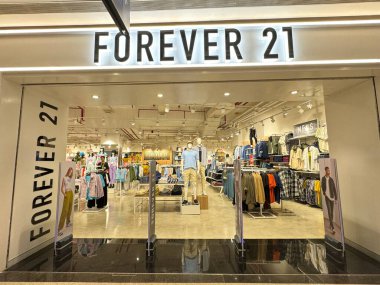 MUMBAI, INDIA - 23 Şubat 2024 'te Hindistan' ın Mumbai bölgesindeki Phoenix Marketcity Mall 'da görülen Ebedi 21 mağazası.