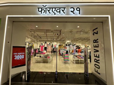 MUMBAI, INDIA - 23 Şubat 2024 'te Hindistan' ın Mumbai bölgesindeki Phoenix Marketcity Mall 'da görülen Ebedi 21 mağazası.
