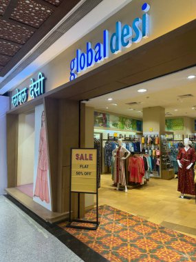 MUMBAI, INDIA - 23 Şubat 2024 'te Hindistan' ın Mumbai kentindeki Phoenix Marketcity Mall 'daki Global Desi mağazası.