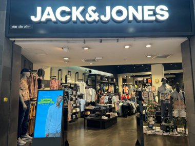 MUMBAI, INDIA - 23 Şubat 2024 'te Hindistan' ın Mumbai kentindeki Phoenix Marketcity Mall 'da Jack & Jones mağazası.