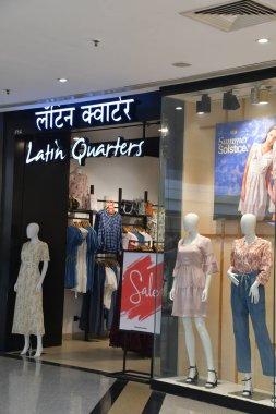 MUMBAI, INDIA - 23 Şubat 2024 'te Hindistan' ın Kurla bölgesindeki Phoenix Marketcity Mall 'da Latin Quarters mağazası.