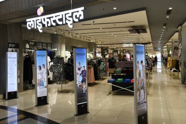 MUMBAI, INDIA - 23 Şubat 2024 'te Hindistan' ın Mumbai kentindeki Phoenix Marketcity Mall 'da görülen yaşam tarzı mağazası.