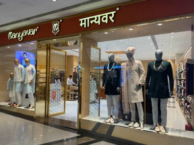 MUMBAI, INDIA - 23 Şubat 2024 'te Hindistan' ın Mumbai bölgesindeki Phoenix Marketcity Mall 'da Manyavar mağazası.