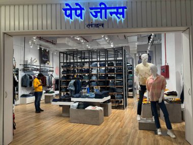 MUMBAI, INDIA - 23 Şubat 2024 'te Hindistan' ın Kurla bölgesindeki Phoenix Marketcity Mall 'da Pepe Jeans London mağazası.