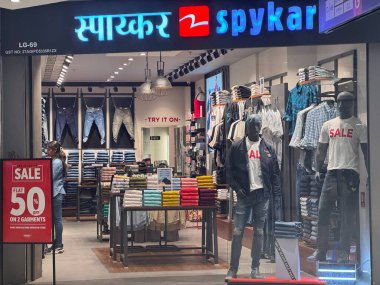 MUMBAI, INDIA - 23 Şubat 2024 'te Hindistan' ın Mumbai kentindeki Phoenix Marketcity Mall 'da görülen Spykar mağazası.