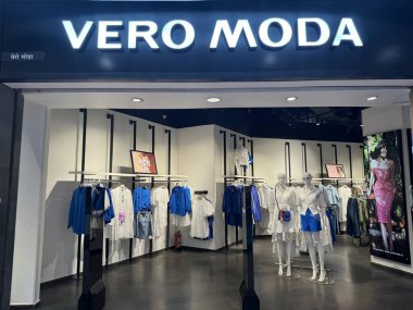 MUMBAI, INDIA - 23 Şubat 2024 'te Hindistan' ın Mumbai kentindeki Phoenix Marketcity Mall 'da görülen Vero Moda mağazası.