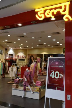 MUMBAI, INDIA - 23 Şubat 2024 'te Hindistan' ın Kurla bölgesindeki Phoenix Marketcity Mall 'da görüldüğü gibi.