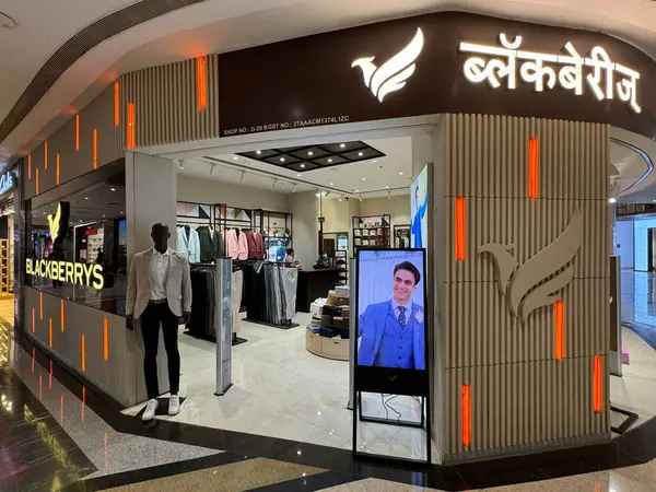 MUMBAI, INDIA - 23 Şubat 2024 'te Hindistan' ın Mumbai kentindeki Phoenix Marketcity Mall 'da görülen Blackberrys mağazası.