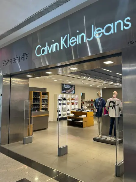 MUMBAI, INDIA - 23 Şubat 2024 'te Hindistan' ın Kurla bölgesindeki Phoenix Marketcity Mall 'da Calvin Klein Jeans mağazası.