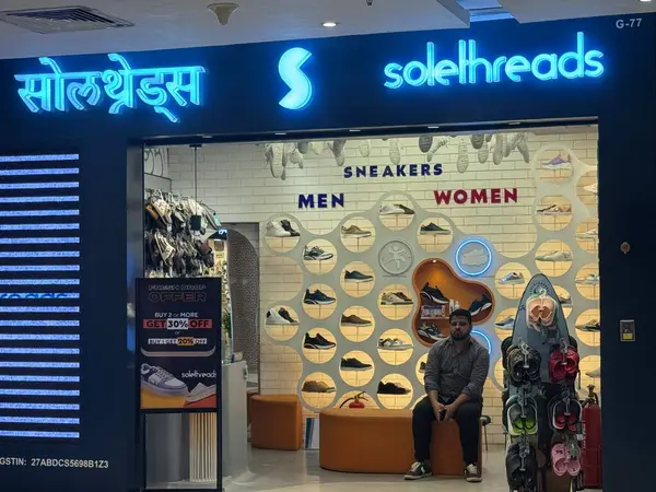 MUMBAI, INDIA - 23 Şubat 2024 'te Hindistan' ın Mumbai kentindeki Phoenix Marketcity Mall 'da görülen solethread mağazası.