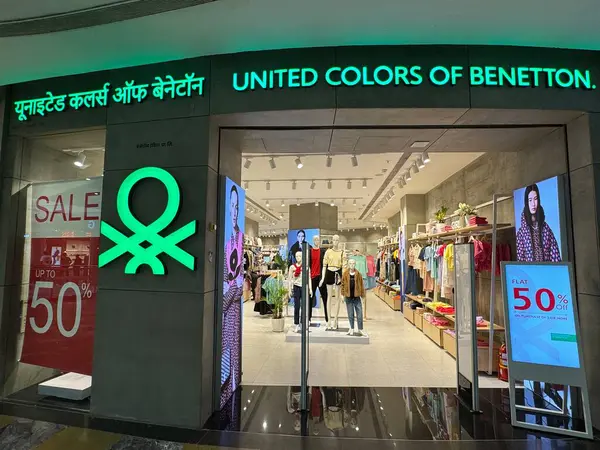 MUMBAI, INDIA - 23 Şubat 2024 'te Hindistan' ın başkenti Mumbai 'deki Phoenix Marketcity Mall' daki Benetton United Colors mağazasında görüldü..