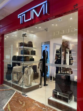 MUMBAI, INDIA - 24 Şubat 2024 'te Hindistan' ın başkenti Mumbai 'deki High Street Phoenix AVM' deki Tumi mağazası. Ayrıca yerleşkede beş yıldızlı bir otel, çok katlı, ticari alan ve konut kulesi de bulunuyor..