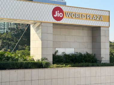 MUMBAI, INDIA - 24 Şubat 2024 'te Hindistan' ın Mumbai şehrinde Jio World Plaza alışveriş merkezi.