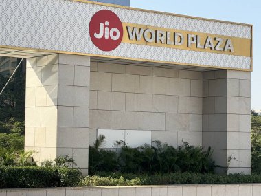 MUMBAI, INDIA - 24 Şubat 2024 'te Hindistan' ın Mumbai şehrinde Jio World Plaza alışveriş merkezi.