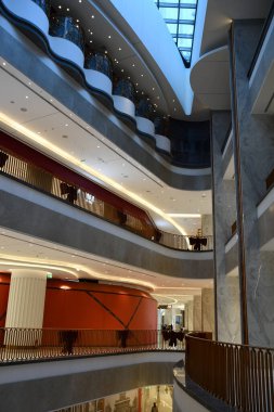 MUMBAI, INDIA - 24 Şubat 2024 'te Hindistan' ın Mumbai şehrinde Jio World Plaza alışveriş merkezi.