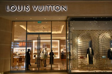 MUMBAI, INDIA - 24 Şubat 2024 'te Hindistan' ın Mumbai kentindeki Jio World Plaza alışveriş merkezinde Louis Vuitton mağazası.