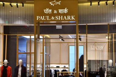 MUMBAI, INDIA - 24 Şubat 2024 'te Hindistan' ın Mumbai kentindeki Jio World Plaza alışveriş merkezinde Paul & Shark mağazası.