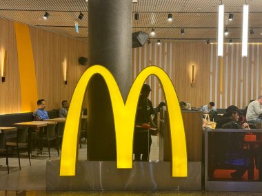 MUMBAI, INDIA - 19 Şubat 2024 'te Hindistan' ın başkenti Mumbai 'deki Chhatrapati Shivaji Maharaj Uluslararası Havalimanı' nda görülen McDonalds.