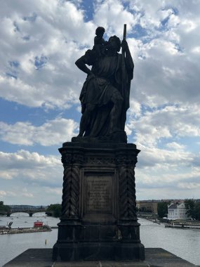 PRAG, CZECH Cumhuriyet - 9 Temmuz 2022 'de Çek Cumhuriyeti' nin Prag kentindeki Charles Köprüsü Anıtı.