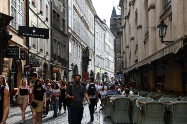 PRAG, CZECH REPUBLIC - 8 Temmuz 2022 'de Çek Cumhuriyeti' nin Prag kentindeki Eski Şehir Meydanı 'nda Açık Yemek.