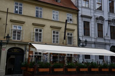 PRAG, CZECH REPUBLIC - 8 Temmuz 2022 'de Çek Cumhuriyeti' nin Prag kentindeki Eski Şehir Meydanı 'nda Açık Yemek.