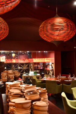 PRAG, CZECH CUBLIC - 8 Temmuz 2022 'de Çek Cumhuriyeti' nin Prag kentindeki SaZu Restoranı.