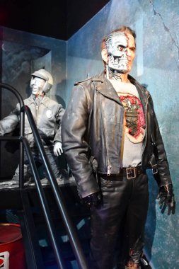 BRANSON, MO - 10 Temmuz 2023 'te Branson, Missouri' deki Hollywood Wax Müzesi 'nde görülen Robert Patrick & Arnold Schwarzenegger balmumu heykeli.