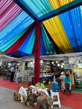 DELHI, INDIA - 22 Şubat 2024 'te Hindistan' ın Dilli Haat şehrinde el yapımı Hint El Sanatları.