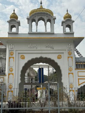 DELHI, INDIA - 19 Şubat 2023 'te Hindistan' ın Delhi şehrinde görülen Gurudwara Bangla Sahib. Sekizinci Sih Guru, Guru Har Krishan ile olan ortaklığıyla tanınır..