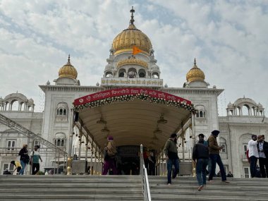 DELHI, INDIA - 19 Şubat 2023 'te Hindistan' ın Delhi şehrinde görülen Gurudwara Bangla Sahib. Sekizinci Sih Guru, Guru Har Krishan ile olan ortaklığıyla tanınır..