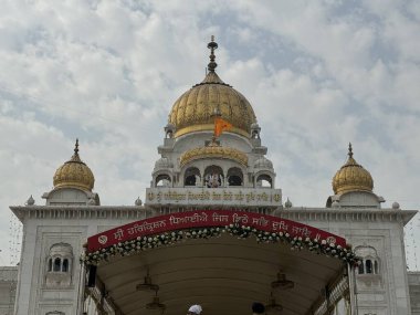 DELHI, INDIA - 19 Şubat 2023 'te Hindistan' ın Delhi şehrinde görülen Gurudwara Bangla Sahib. Sekizinci Sih Guru, Guru Har Krishan ile olan ortaklığıyla tanınır..