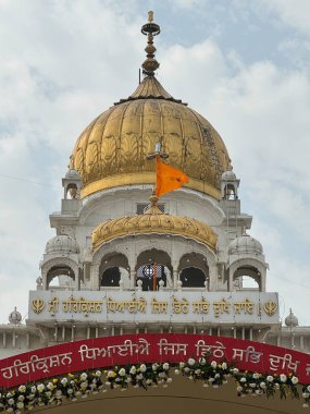 DELHI, INDIA - 19 Şubat 2023 'te Hindistan' ın Delhi şehrinde görülen Gurudwara Bangla Sahib. Sekizinci Sih Guru, Guru Har Krishan ile olan ortaklığıyla tanınır..