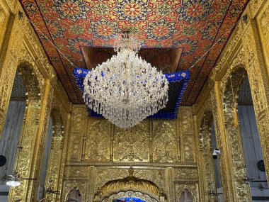 DELHI, INDIA - 19 Şubat 2023 'te Hindistan' ın Delhi şehrinde görülen Gurudwara Bangla Sahib. Sekizinci Sih Guru, Guru Har Krishan ile olan ortaklığıyla tanınır..