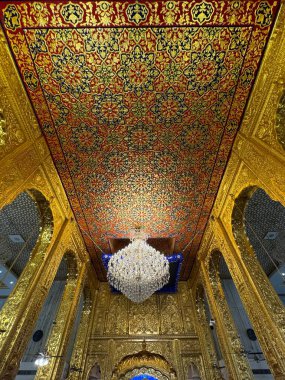 DELHI, INDIA - 19 Şubat 2023 'te Hindistan' ın Delhi şehrinde görülen Gurudwara Bangla Sahib. Sekizinci Sih Guru, Guru Har Krishan ile olan ortaklığıyla tanınır..