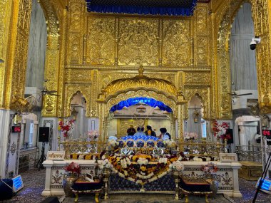 DELHI, INDIA - 19 Şubat 2023 'te Hindistan' ın Delhi şehrinde görülen Gurudwara Bangla Sahib. Sekizinci Sih Guru, Guru Har Krishan ile olan ortaklığıyla tanınır..