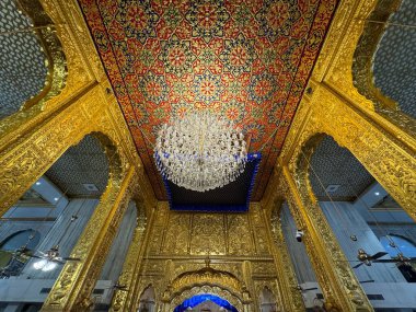 DELHI, INDIA - 19 Şubat 2023 'te Hindistan' ın Delhi şehrinde görülen Gurudwara Bangla Sahib. Sekizinci Sih Guru, Guru Har Krishan ile olan ortaklığıyla tanınır..