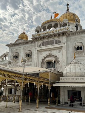 DELHI, INDIA - 19 Şubat 2023 'te Hindistan' ın Delhi şehrinde görülen Gurudwara Bangla Sahib. Sekizinci Sih Guru, Guru Har Krishan ile olan ortaklığıyla tanınır..