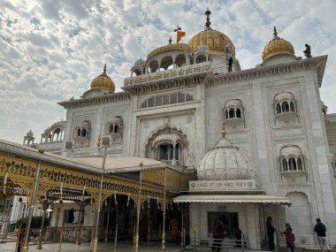 DELHI, INDIA - 19 Şubat 2023 'te Hindistan' ın Delhi şehrinde görülen Gurudwara Bangla Sahib. Sekizinci Sih Guru, Guru Har Krishan ile olan ortaklığıyla tanınır..