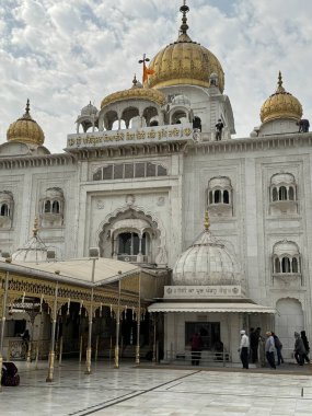 DELHI, INDIA - 19 Şubat 2023 'te Hindistan' ın Delhi şehrinde görülen Gurudwara Bangla Sahib. Sekizinci Sih Guru, Guru Har Krishan ile olan ortaklığıyla tanınır..