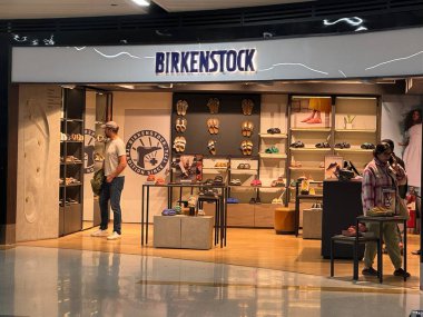 DELHI, INDIA - 19 Şubat 2024 'te Hindistan' ın başkenti Delhi 'deki Indira Gandhi Uluslararası Havalimanı' ndaki Birkenstock mağazası.