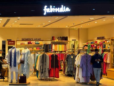 DELHI, INDIA - 19 Şubat 2024 'te Hindistan' ın Delhi kentindeki Indira Gandhi Uluslararası Havalimanı 'nda görülen FabIndia mağazası.