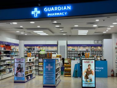 DELHI, INDIA - 19 Şubat 2024 'te Hindistan' ın başkenti Delhi 'deki Indira Gandhi Uluslararası Havalimanında Gardiyan Eczanesi.