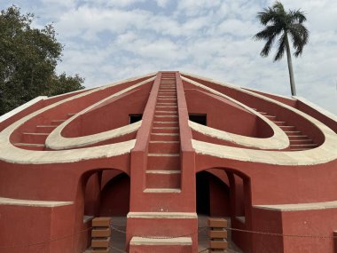 DELHI, INDIA - 19 Şubat 2023 'te Hindistan' ın Delhi kentindeki Jantar Mantar Gözlemevi 'nde Misra Yantra.