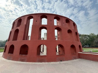 DELHI, INDIA - 19 Şubat 2023 'te Hindistan' ın Delhi kentindeki Jantar Mantar Gözlemevi 'nde görülen Rama Yantra.