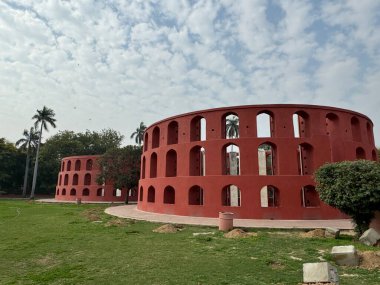 DELHI, INDIA - 19 Şubat 2023 'te Hindistan' ın Delhi kentindeki Jantar Mantar Gözlemevi 'nde görülen Rama Yantra.