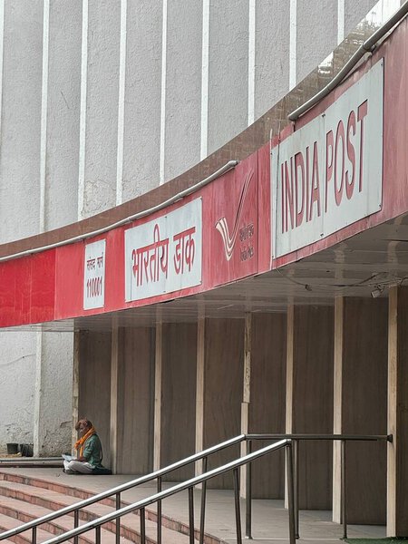 ДЕЛИ, ИНДИЯ - ФЕБ 22: Dak Bhawan India Post в Дели, Индия, как видно 22 февраля 2024 года.