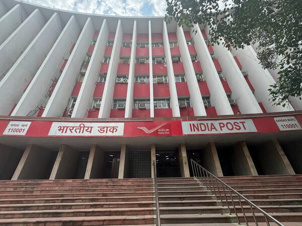 ДЕЛИ, ИНДИЯ - ФЕБ 22: Dak Bhawan India Post в Дели, Индия, как видно 22 февраля 2024 года.