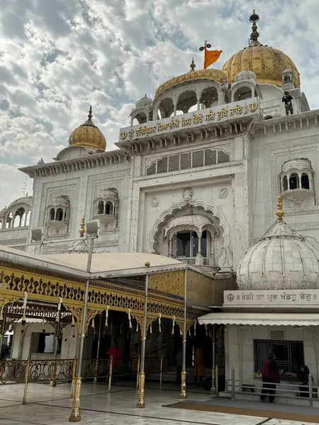 DELHI, INDIA - 19 Şubat 2023 'te Hindistan' ın Delhi şehrinde görülen Gurudwara Bangla Sahib. Sekizinci Sih Guru, Guru Har Krishan ile olan ortaklığıyla tanınır..