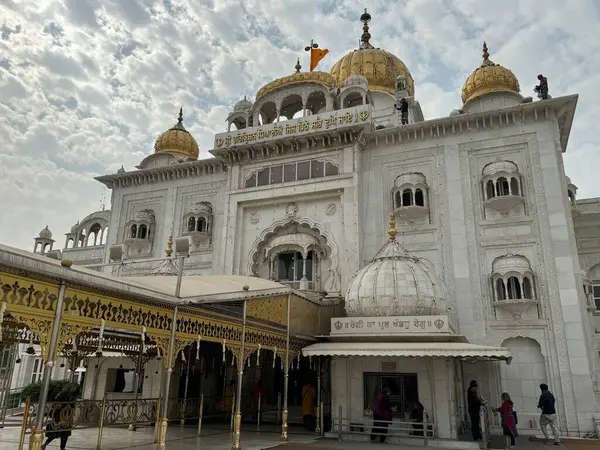 DELHI, INDIA - 19 Şubat 2023 'te Hindistan' ın Delhi şehrinde görülen Gurudwara Bangla Sahib. Sekizinci Sih Guru, Guru Har Krishan ile olan ortaklığıyla tanınır..