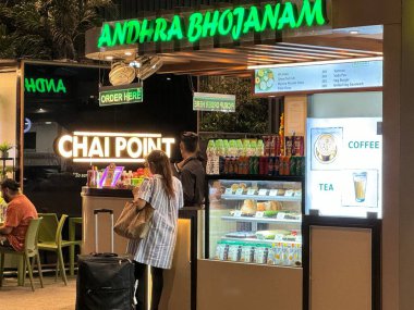 MUMBAI, INDIA - 19 Şubat: Chai Point & Andhra Bhojanam, Mumbai, Hindistan 'daki Chhatrapati Shivaji Maharaj Uluslararası Havalimanı, 19 Şubat 2024.